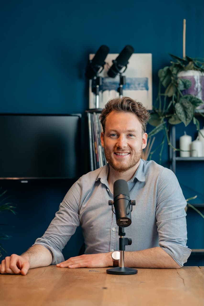 Rudy Nicola lachend achter de microfoon
